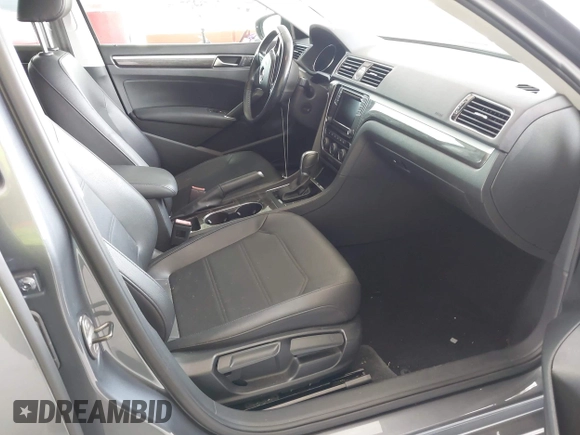 2017 Volkswagen Passat SE z VIN 1VWBT7A32HC031209, wystawiony jako IAAI lot #42445548 z przebiegiem 83 477 mil mil oraz . Historia ofert i sprzedaży dostępna na DreamBid. Obrazek 5.