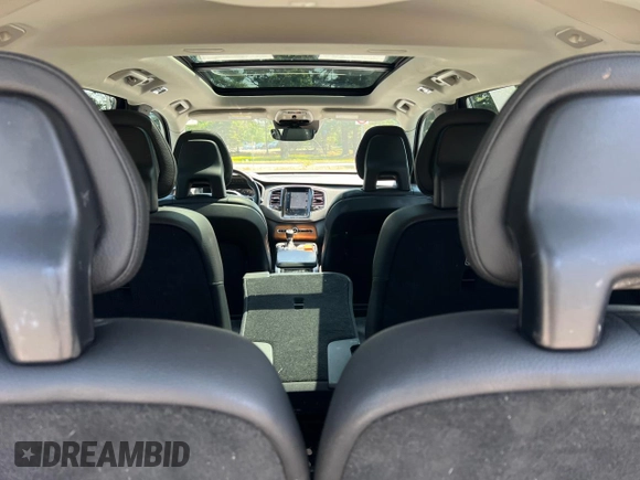 2021 Volvo XC90 Momentum z VIN YV4102CK7M1688329, wystawiony jako Copart lot #61495905 z przebiegiem 97 604 mil mil oraz Czysty tytuł • Clean title. Historia ofert i sprzedaży dostępna na DreamBid. Obrazek 9.