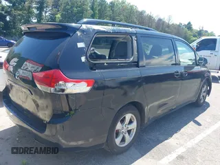 2012 Toyota Sienna LE AAS z VIN 5TDKK3DC1CS254827, wystawiony jako IAAI lot #42557288 z przebiegiem 244 368 mil mil oraz . Historia ofert i sprzedaży dostępna na DreamBid. Obrazek 4.