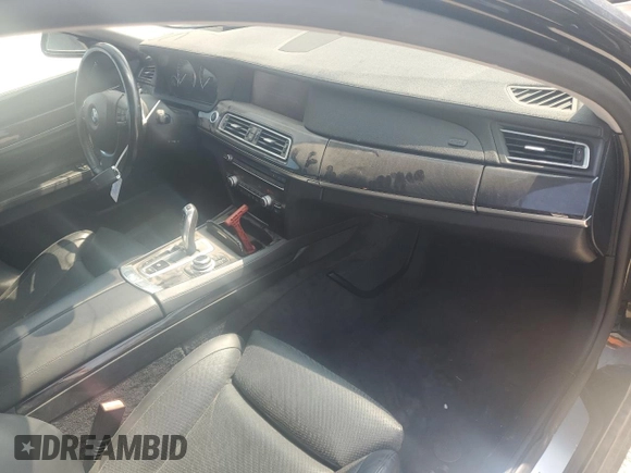 2009 BMW 7 Series 750Li z VIN WBAKB83599CY57659, wystawiony jako Copart lot #55049645 z przebiegiem 116 051 mil mil oraz Czysty tytuł • Clean title. Historia ofert i sprzedaży dostępna na DreamBid. Obrazek 8.