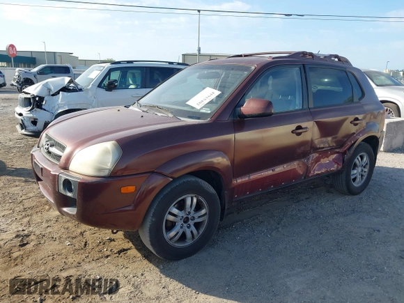 2008 Hyundai Tucson SE with VIN KM8JN12D28U913130, listed as a IAAI auction lot 41915402 with 208,907 mi miles. Bid and sale history available at carsss.com. Image 2.