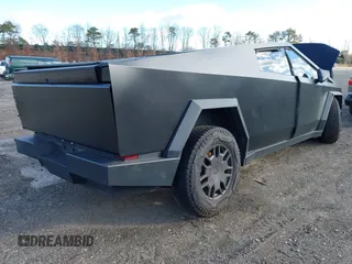 2024 Tesla Cybertruck z VIN 7G2CEHED5RA015790, wystawiony jako IAAI lot #41587683 z przebiegiem 5 867 mil mil oraz . Historia ofert i sprzedaży dostępna na DreamBid. Obrazek 4.