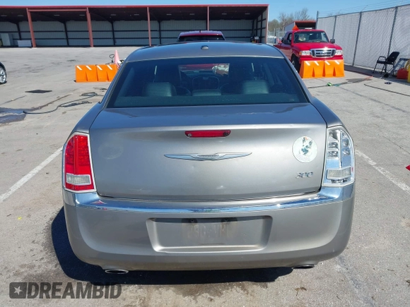 2014 Chrysler 300 z VIN 2C3CCAAGXEH335800, wystawiony jako IAAI lot #41984427 z przebiegiem 247 358 mil mil oraz . Historia ofert i sprzedaży dostępna na DreamBid. Obrazek 16.