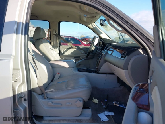 2009 Chevrolet Suburban LT w/2LT with VIN 1GNFC26099R177554, listed as a IAAI auction lot 38664519 with 311,063 mi miles. Bid and sale history available at carsss.com. Image 5.