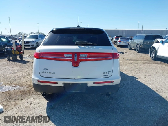 2016 Lincoln MKT EcoBoost z VIN 2LMHJ5AT0GBL00877, wystawiony jako IAAI lot #41722584 z przebiegiem 148 585 mil mil oraz . Historia ofert i sprzedaży dostępna na DreamBid. Obrazek 17.