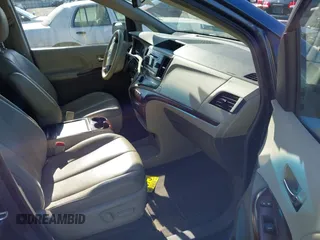 2014 Toyota Sienna XLE z VIN 5TDYK3DC9ES526117, wystawiony jako IAAI lot #42247546 z przebiegiem 119 096 mil mil oraz . Historia ofert i sprzedaży dostępna na DreamBid. Obrazek 5.