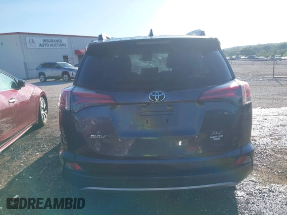 2018 Toyota RAV4 XLE z VIN JTMWFREV1JJ197662, wystawiony jako IAAI lot #42167382 z przebiegiem 64 826 mil mil oraz . Historia ofert i sprzedaży dostępna na DreamBid. Obrazek 16.