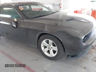 2018 Dodge Challenger SXT z VIN 2C3CDZAG5JH339596, wystawiony jako IAAI lot #42343718 z przebiegiem 62 113 mil mil oraz . Historia ofert i sprzedaży dostępna na DreamBid. Obrazek 6.