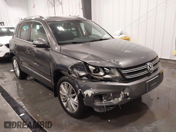 2016 Volkswagen Tiguan SE z VIN WVGBV7AX3GW507850, wystawiony jako IAAI lot #41303866 z przebiegiem 97 989 mil mil oraz . Historia ofert i sprzedaży dostępna na DreamBid. Obrazek 6.