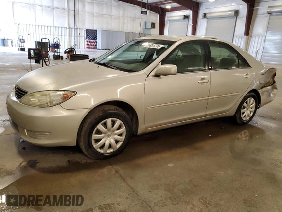 2005 Toyota Camry STD z VIN 4T1BE32K25U070332, wystawiony jako Copart lot #56934795 z przebiegiem 267 925 mil mil oraz Szkoda całkowita • Salvage title. Historia ofert i sprzedaży dostępna na DreamBid. Obrazek 1.