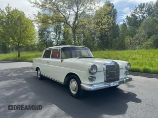 1965 Mercedes-Benz 190 z VIN 11001010128, wystawiony jako Copart lot #55181315 z przebiegiem 77 434 mil mil oraz Tytuł czysty. Historia ofert i sprzedaży dostępna na DreamBid. Obrazek 1.