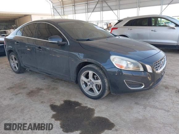 2013 Volvo S60 T5 Premier z VIN YV1612FS4D2217471, wystawiony jako IAAI lot #41986419 z przebiegiem 96 910 mil mil oraz . Historia ofert i sprzedaży dostępna na DreamBid. Obrazek 1.