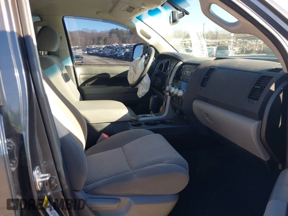 2013 Toyota Tundra z VIN 5TFRM5F18DX062669, wystawiony jako IAAI lot #41492200 z przebiegiem 100 531 mil mil oraz . Historia ofert i sprzedaży dostępna na DreamBid. Obrazek 5.