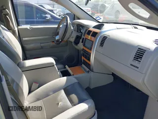 2008 Chrysler Aspen Limited z VIN 1A8HX58258F158451, wystawiony jako IAAI lot #41819591 z przebiegiem 173 482 mil mil oraz . Historia ofert i sprzedaży dostępna na DreamBid. Obrazek 5.