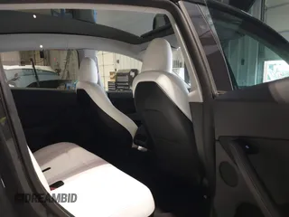 2024 Tesla Model Y Long Range z VIN 7SAYGDEEXRA226636, wystawiony jako IAAI lot #41622144 z przebiegiem 8 908 mil mil oraz . Historia ofert i sprzedaży dostępna na DreamBid. Obrazek 8.