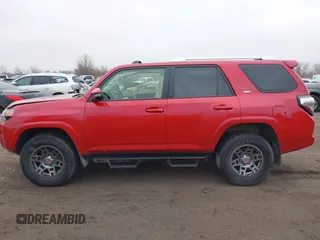 2018 Toyota 4Runner SR5 z VIN JTEBU5JR3J5543673, wystawiony jako IAAI lot #41174753 z przebiegiem 65 465 mil mil oraz . Historia ofert i sprzedaży dostępna na DreamBid. Obrazek 14.