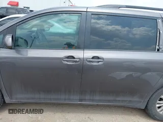 2012 Toyota Sienna XLE AAS z VIN 5TDYK3DC3CS240342, wystawiony jako IAAI lot #42172125 z przebiegiem 244 483 mil mil oraz . Historia ofert i sprzedaży dostępna na DreamBid. Obrazek 14.