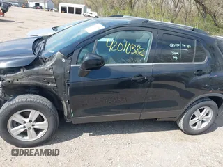 2020 Chevrolet Trax LT z VIN 3GNCJLSB9LL226191, wystawiony jako IAAI lot #42010382 z przebiegiem 90 357 mil mil oraz . Historia ofert i sprzedaży dostępna na DreamBid. Obrazek 14.