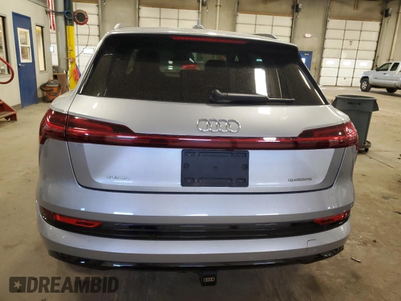 2021 Audi e-tron Premium Plus z VIN WA1LAAGE8MB015982, wystawiony jako Copart lot #47356315 z przebiegiem 43 618 mil mil oraz Nie do naprawy • Non repairable. Historia ofert i sprzedaży dostępna na DreamBid. Obrazek 6.