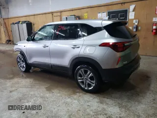 2021 Kia Seltos LX z VIN KNDEPCAA0M7044622, wystawiony jako Copart lot #53963425 z przebiegiem 94 248 mil mil oraz Szkoda całkowita • Salvage title. Historia ofert i sprzedaży dostępna na DreamBid. Obrazek 2.
