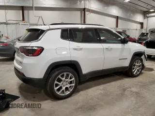 2024 Jeep Compass Latitude Lux z VIN 3C4NJDFN0RT127036, wystawiony jako Copart lot #41433235 z przebiegiem 2 361 mil mil oraz Szkoda całkowita • Salvage title. Historia ofert i sprzedaży dostępna na DreamBid. Obrazek 3.