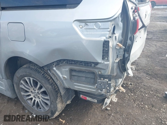 2019 Toyota Sienna XLE Auto Access Seat with VIN 5TDYZ3DC1KS002323, listed as a IAAI auction lot 41677879 with 86,470 mi miles. Bid and sale history available at carsss.com. Image 18.