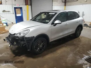 2014 Porsche Cayenne z VIN WP1AA2A21ELA00526, wystawiony jako Copart lot #54238525 z przebiegiem 101 437 mil mil oraz Szkoda całkowita • Salvage title. Historia ofert i sprzedaży dostępna na DreamBid. Obrazek 1.