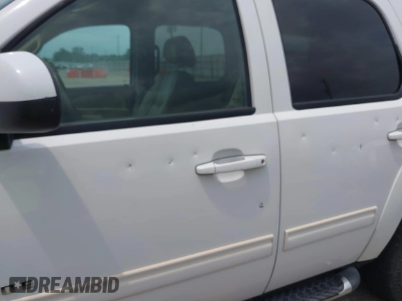 2011 Chevrolet Tahoe LT z VIN 1GNSCBE07BR243556, wystawiony jako IAAI lot #42306995 z przebiegiem Nie podano mil oraz . Historia ofert i sprzedaży dostępna na DreamBid. Obrazek 6.