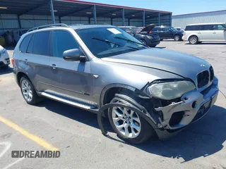 2011 BMW X5 35i z VIN 5UXZV4C57BL410981, wystawiony jako IAAI lot #42126240 z przebiegiem 160 473 mil mil oraz . Historia ofert i sprzedaży dostępna na DreamBid. Obrazek 1.