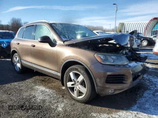 2013 Volkswagen Touareg Sport с VIN WVGEP9BP5DD003924, выставлен на аукционе Copart как лот 83310484 с пробегом Не указан миль и Списание • Salvage title. История ставок и продаж доступна на DreamBid. Изображение 4.