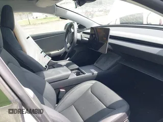 2025 Tesla Model 3 Long Range z VIN 5YJ3E1EAXSF929042, wystawiony jako IAAI lot #41929594 z przebiegiem 116 mil mil oraz . Historia ofert i sprzedaży dostępna na DreamBid. Obrazek 5.