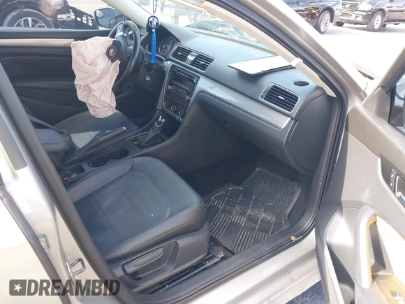 2014 Volkswagen Passat Wolfsburg Edition z VIN 1VWAT7A33EC068969, wystawiony jako IAAI lot #42288942 z przebiegiem 69 560 mil mil oraz . Historia ofert i sprzedaży dostępna na DreamBid. Obrazek 5.