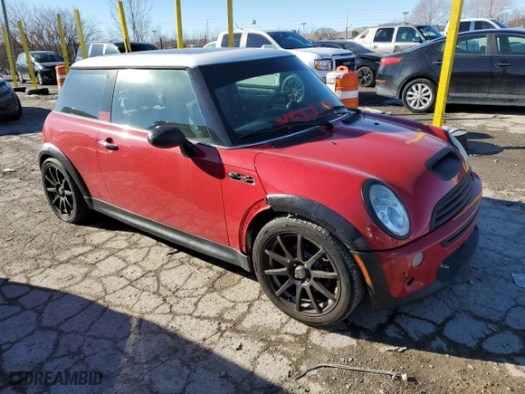 2004 MINI Cooper Hardtop S with VIN WMWRE33464TD81592, listed as a Copart auction lot 42731275 with 203,286 mi miles and Salvage Title. Bid and sale history available at carsss.com. Image 4.