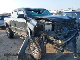 2017 Toyota Tacoma SR5 z VIN 5TFAZ5CN6HX052590, wystawiony jako IAAI lot #41194765 z przebiegiem 153 107 mil mil oraz . Historia ofert i sprzedaży dostępna na DreamBid. Obrazek 1.