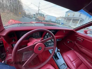 1978 Chevrolet Corvette z VIN 1Z87L8S437007, wystawiony jako Copart lot #84491174 z przebiegiem 84 490 mil mil oraz Czysty tytuł • Clean title. Historia ofert i sprzedaży dostępna na DreamBid. Obrazek 5.