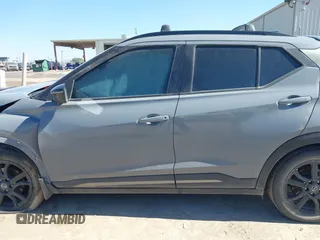 2021 Nissan Kicks SR z VIN 3N1CP5DV7ML556734, wystawiony jako IAAI lot #41652580 z przebiegiem 52 042 mil mil oraz . Historia ofert i sprzedaży dostępna na DreamBid. Obrazek 15.