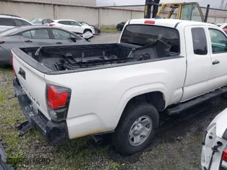 2022 Toyota Tacoma 2WD SR with VIN 3TYRX5GN1NT066518, listed as a IAAI auction lot 41607997 with 21,670 mi miles. Bid and sale history available at carsss.com. Image 4.