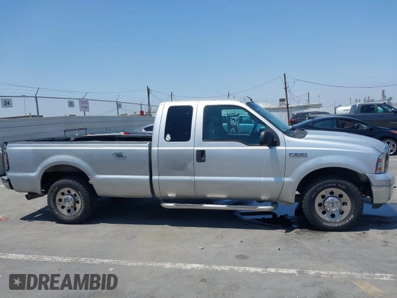 2005 Ford F-250 XL z VIN 1FTSX20555EC81170, wystawiony jako IAAI lot #42603180 z przebiegiem 111 720 mil mil oraz . Historia ofert i sprzedaży dostępna na DreamBid. Obrazek 13.