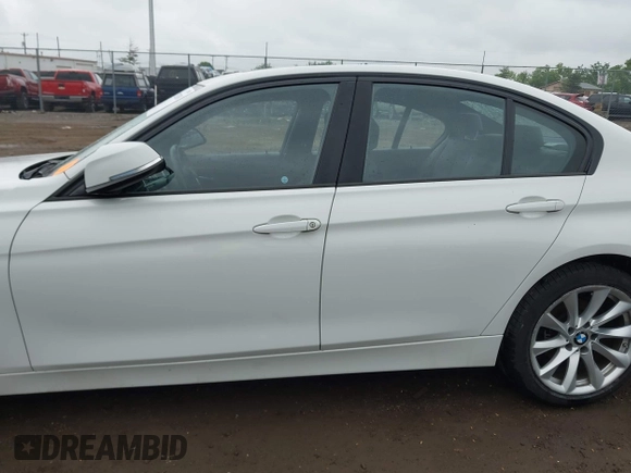 2018 BMW 3 Series 320i xDrive z VIN WBA8E5G5XJNU47665, wystawiony jako IAAI lot #42332838 z przebiegiem 97 821 mil mil oraz . Historia ofert i sprzedaży dostępna na DreamBid. Obrazek 14.