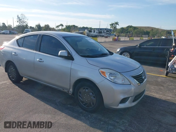 2013 Nissan Versa S Plus z VIN 3N1CN7APXDL851298, wystawiony jako IAAI lot #41900002 z przebiegiem 45 675 mil mil oraz . Historia ofert i sprzedaży dostępna na DreamBid. Obrazek 1.