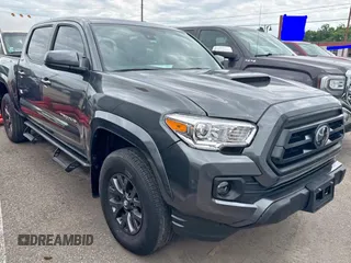 2023 Toyota Tacoma SR5 z VIN 3TMAZ5CN2PM196688, wystawiony jako Copart lot #58993285 z przebiegiem 4331 mil mil oraz Szkody całkowita. Historia ofert i sprzedaży dostępna na DreamBid. Obrazek 1.