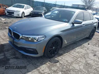 2018 BMW 5 Series 530i xDrive z VIN WBAJA7C59JWC74703, wystawiony jako IAAI lot #41811761 z przebiegiem 54 649 mil mil oraz . Historia ofert i sprzedaży dostępna na DreamBid. Obrazek 2.