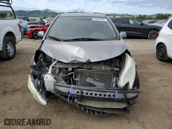 2014 Nissan Note S z VIN 3N1CE2CPXEL426570, wystawiony jako Copart lot #53001065 z przebiegiem 63 379 mil mil oraz Szkoda całkowita • Salvage title. Historia ofert i sprzedaży dostępna na DreamBid. Obrazek 5.