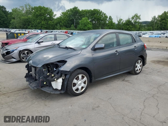 2009 Toyota Matrix S z VIN 2T1LE40E49C011605, wystawiony jako Copart lot #62895715 z przebiegiem 96 378 mil mil oraz Szkoda całkowita • Salvage title. Historia ofert i sprzedaży dostępna na DreamBid. Obrazek 1.
