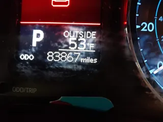 2018 Toyota Corolla L z VIN 5YFBURHE1JP750399, wystawiony jako IAAI lot #42018170 z przebiegiem 83 867 mil mil oraz . Historia ofert i sprzedaży dostępna na DreamBid. Obrazek 16.