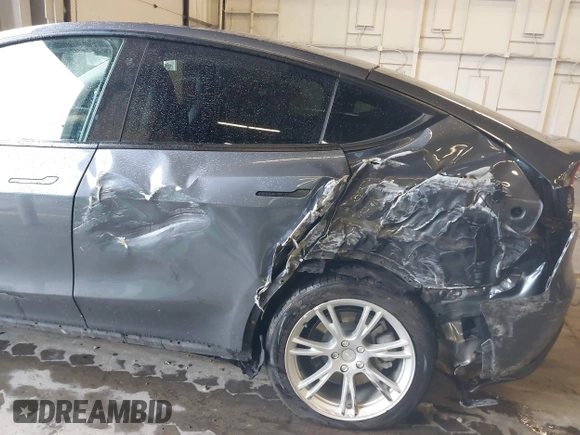 2020 Tesla Model Y Long Range z VIN 5YJYGDEE8LF008945, wystawiony jako IAAI lot #41185905 z przebiegiem 31 916 mil mil oraz . Historia ofert i sprzedaży dostępna na DreamBid. Obrazek 6.