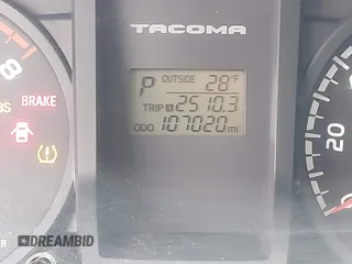 2017 Toyota Tacoma SR5 z VIN 3TMCZ5AN5HM110951, wystawiony jako IAAI lot #41580916 z przebiegiem 107 020 mil mil oraz . Historia ofert i sprzedaży dostępna na DreamBid. Obrazek 15.