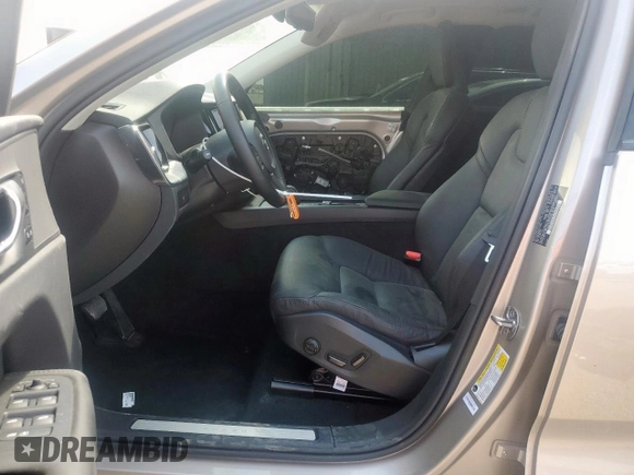 2025 Volvo XC60 Plus z VIN YV4M12RC9S1116363, wystawiony jako Copart lot #57709755 z przebiegiem 9 523 mil mil oraz Czysty tytuł • Clean title. Historia ofert i sprzedaży dostępna na DreamBid. Obrazek 7.
