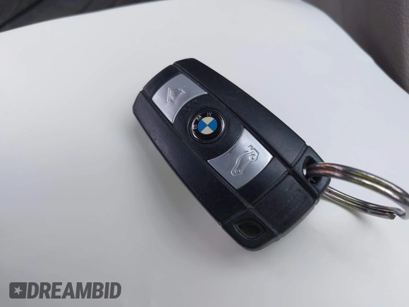 2011 BMW 3 Series 328i xDrive z VIN WBAPK5C52BA661343, wystawiony jako IAAI lot #42472552 z przebiegiem 114 033 mil mil oraz . Historia ofert i sprzedaży dostępna na DreamBid. Obrazek 11.
