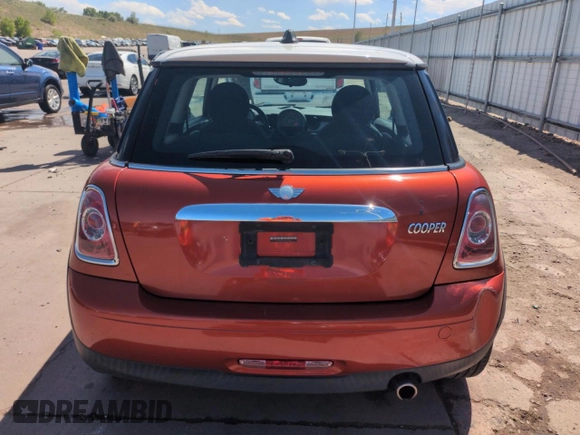2011 MINI Hardtop z VIN WMWSU3C58BT252888, wystawiony jako Copart lot #55334725 z przebiegiem 59 701 mil mil oraz Szkody całkowita. Historia ofert i sprzedaży dostępna na DreamBid. Obrazek 6.